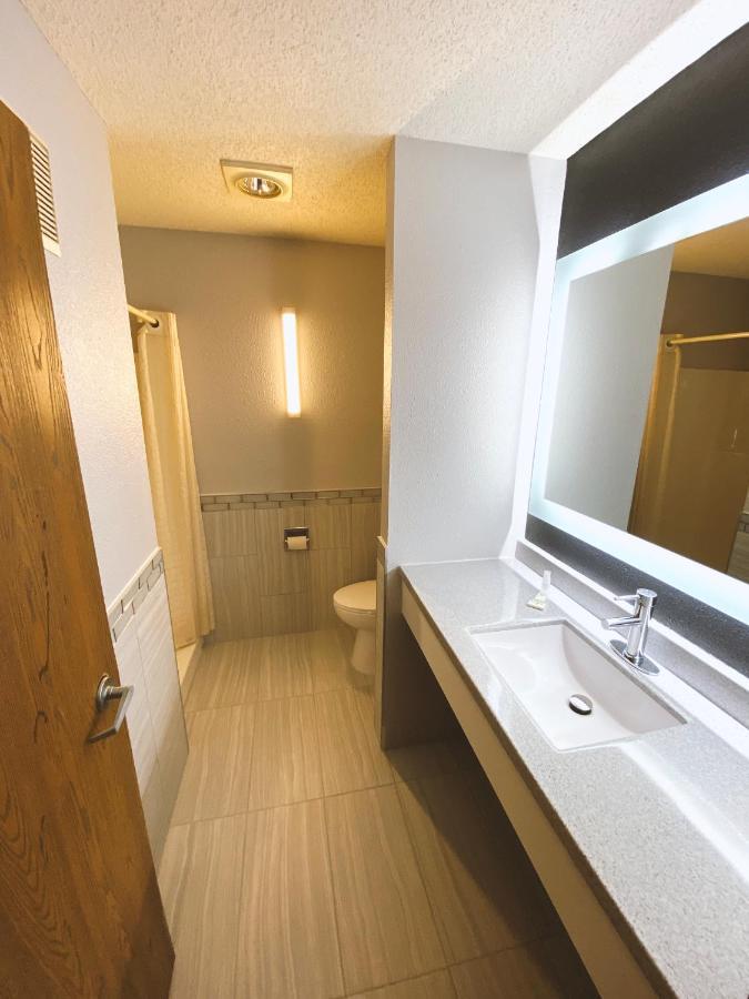 Coratel Inn & Suites By Jasper Hastings Εξωτερικό φωτογραφία