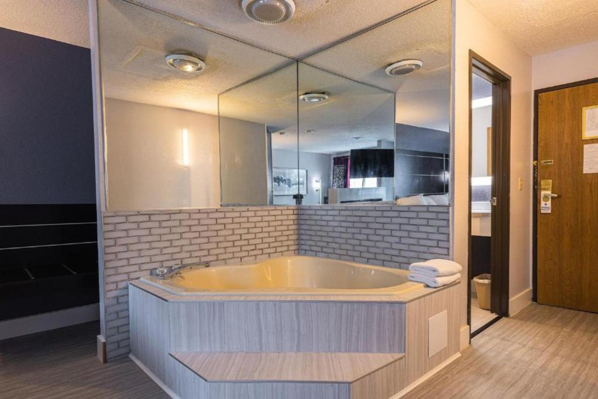 Coratel Inn & Suites By Jasper Hastings Εξωτερικό φωτογραφία